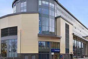 GB0885_REDHILL_TOWN_CENTRE_EXTERIOR_2208.jpg